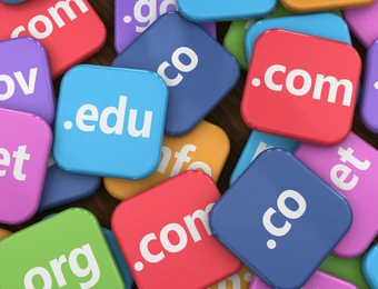 Viele bunte, quadratische Kacheln mit Domain-Endungen wie .com, .net, .org, .edu, in Rot, Blau, Pink und Grün.