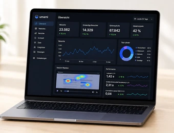 Laptop auf Holztisch, geöffnet, Bildschirm zeigt ein dunkles Dashboard mit Diagrammen, Grafiken und Zahlen.