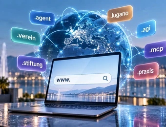 Laptop auf gläsernem Tisch am Wasser; Globus mit Netzlinien, bunte Tags wie .agent, .lugano, .stiftung.