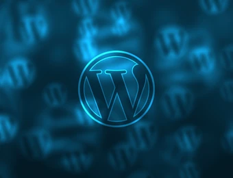 Zentrales, leuchtendes WordPress-Logo in Blau; unscharfer Hintergrund mit weiteren WordPress-Logos.