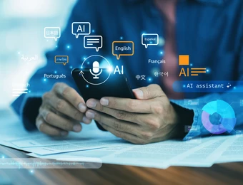 Hände halten Smartphone; AI-Icons, Sprach-Labels und Diagramme schweben um das Gerät.