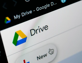 Bildschirmansicht von Google Drive: Drive-Logo links, Text Drive daneben, New Button sichtbar.