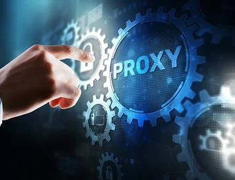Eine Hand berührt ein großes, blaues Zahnrad mit dem Text PROXY, umgeben von weiteren Zahnrädern vor digitalem Hintergrund.