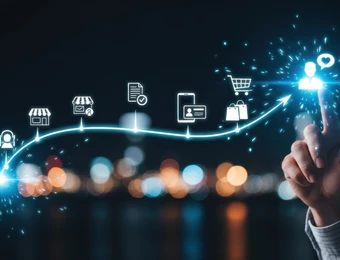 Eine Hand berührt ein leuchtendes Symbol in einem digitalen Netzwerk aus Einkaufs-Icons über unscharfen Stadtlichtern.