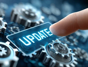 Nahaufnahme eines Fingers, der auf ein blaues UPDATE-Schild tippt, umgeben von Zahnrädern.