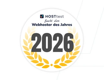 Runder Badge mit der Jahreszahl 2026, gelber Lorbeerkranz unten, oben Textzeilen HOSTtest und Webhoster des Jahres