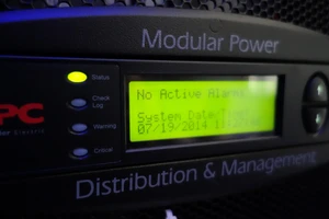 Nahaufnahme eines Rack-Systems mit grünem Display: No Active Alarms, Datum 07/19/2014, gelbe Status-LED.
