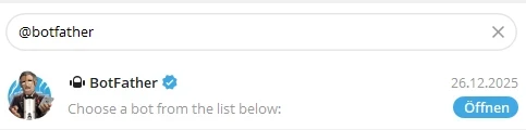 Twitter-ähnliche Oberfläche: Suchfeld @botfather, verifiziertes BotFather-Profil mit Avatar, Datum, blauem Öffnen-Button.