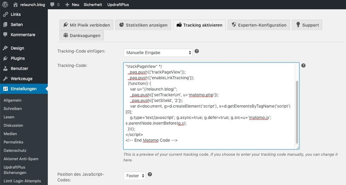 WordPress-Adminbereich; linke Seitenleiste mit Einstellungen; Editor zeigt Tracking-Code-Beispieltext.