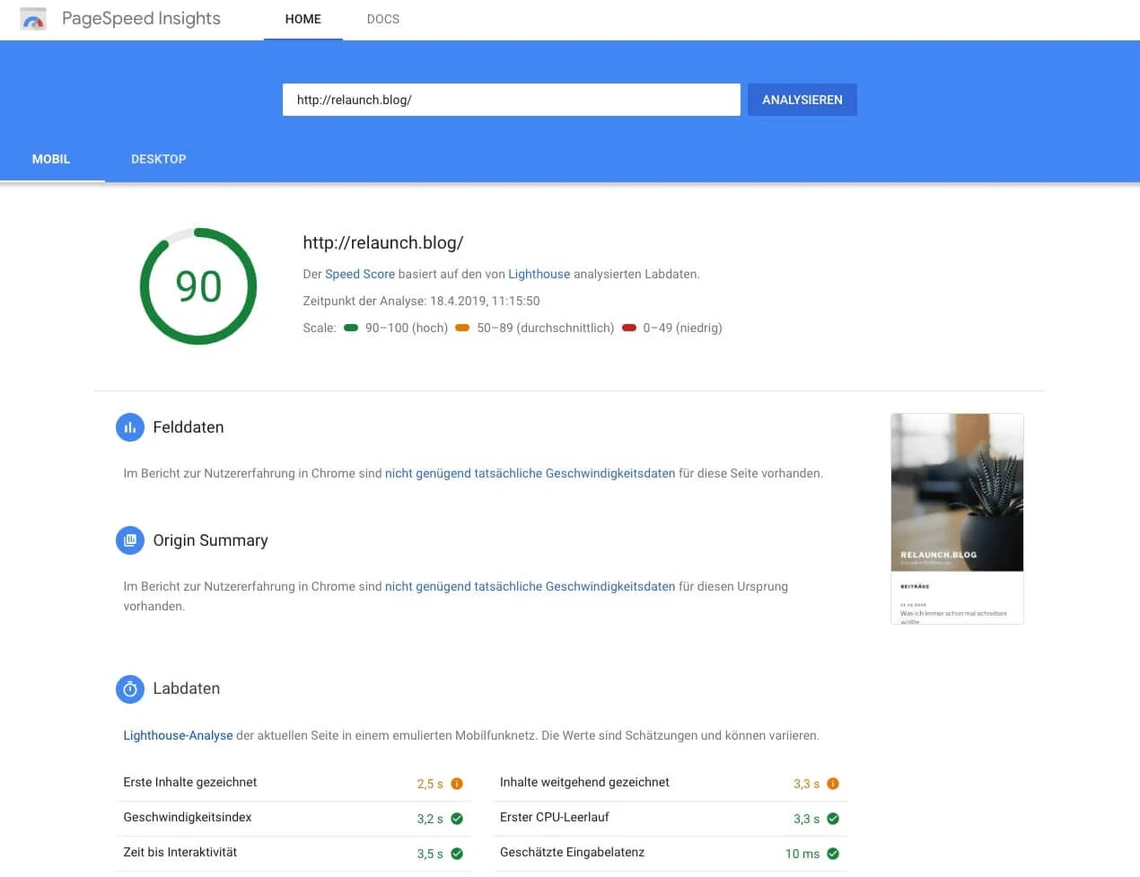 Screenshot von PageSpeed Insights: blaue Kopfzeile, Suchfeld, Analyse-Button; grüner 90-Kreis; Textblöcke rechts.