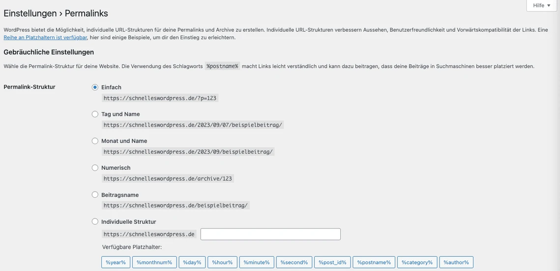 Screenshot der WordPress-Permalink-Einstellungen mit Optionen: Einfach, Tag und Name, Monat und Name, Numerisch, Beitragsname