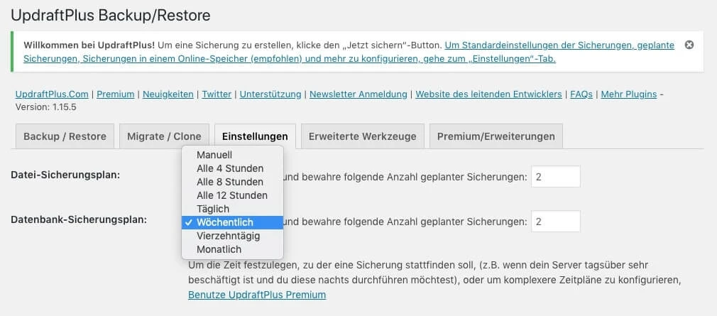UI des UpdraftPlus-Plugins: Backup/Restore-Seite mit Sicherungsplan-Dropdown (Manuell, Täglich, Wöchentlich).