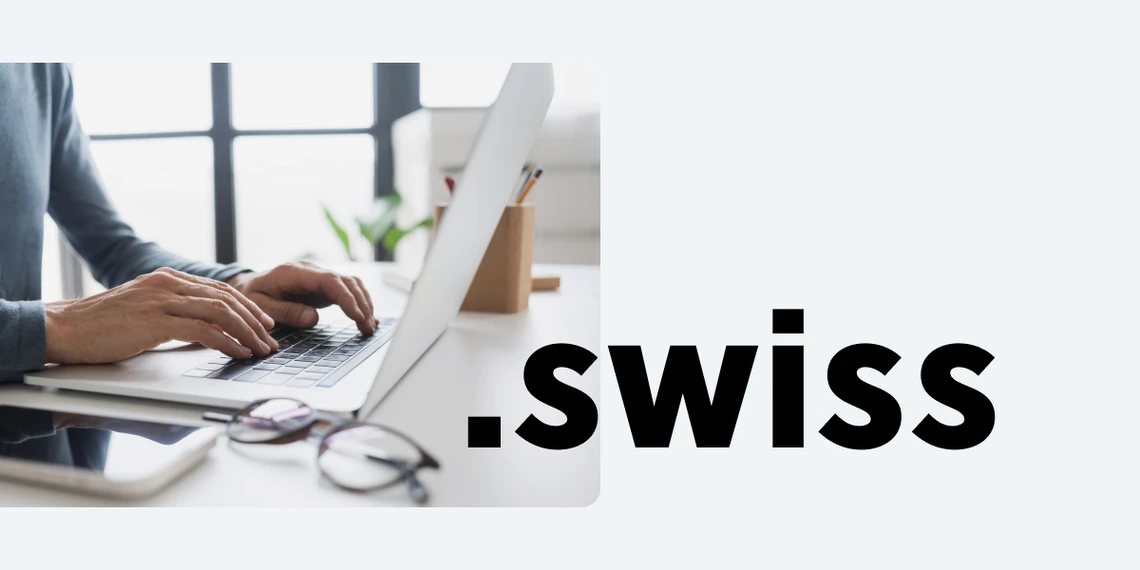 Person tippt auf Laptop an hellem Schreibtisch; Brille liegt daneben, Fenster im Hintergrund, großes .swiss-Logo rechts.