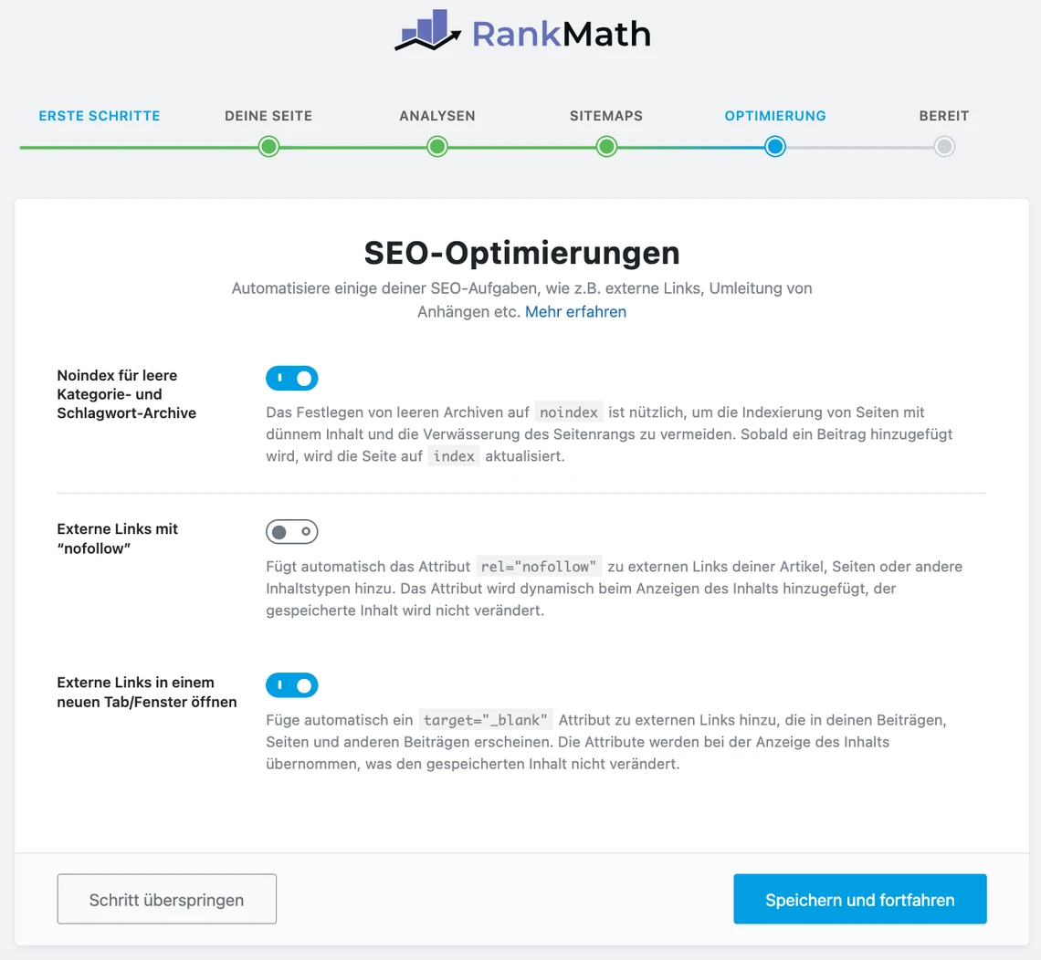 RankMath SEO-Optimierungen: Fortschrittsleiste oben, weiße Karte mit drei Toggles; Speichern und fortfahren.
