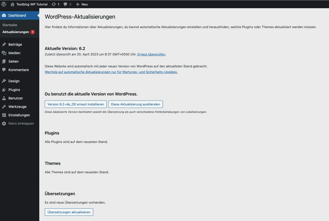 WordPress-Admin: linke Menüleiste und Hauptbereich mit Aktualisierungen, Version 6.2, Installieren/Ausblenden-Buttons.