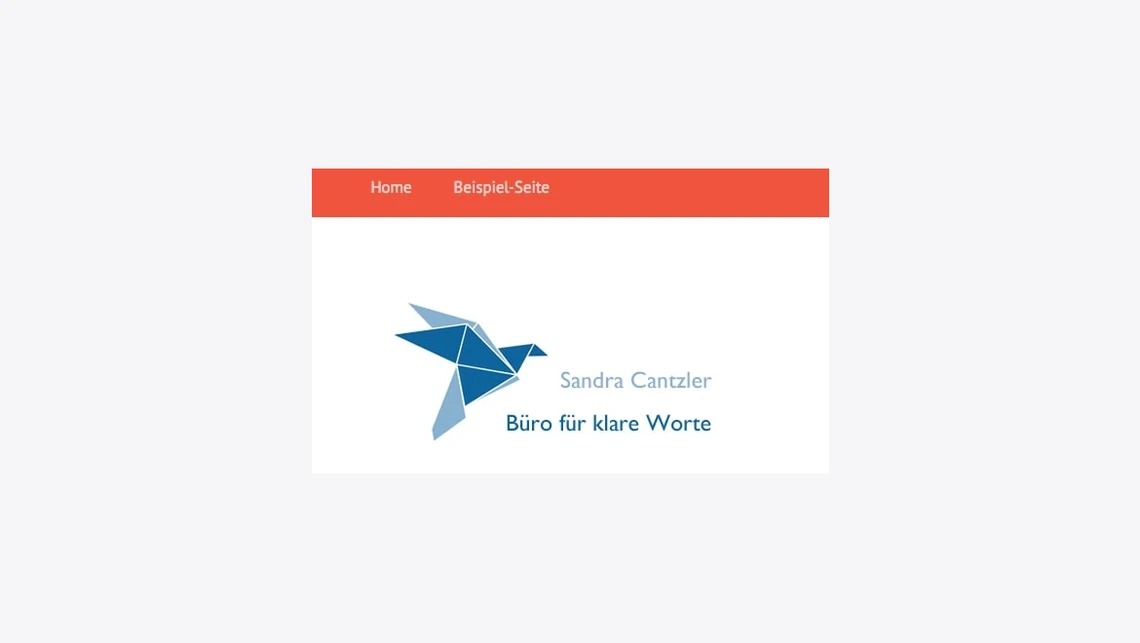 Weiße Karte mit rotem Kopfbereich, blauem Origami-Vogel und Text: Sandra Cantzler, Büro für klare Worte.