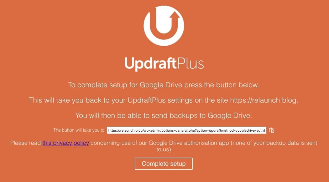 Oranger Hintergrund mit weißem UpdraftPlus-Logo oben, Schriftzug UpdraftPlus, Text und Button Complete setup unten.