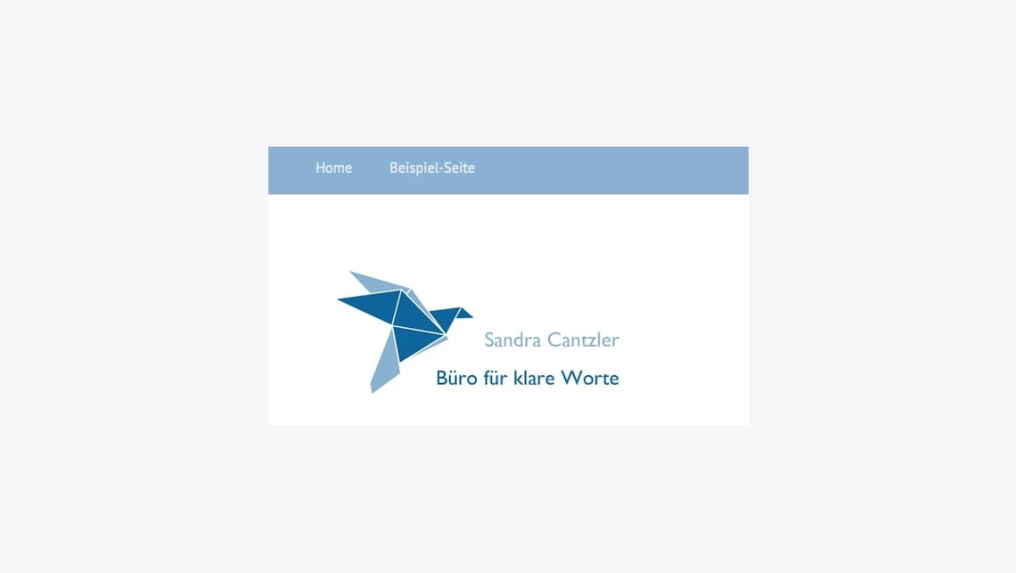 Weißes Rechteck mit hellblauem Navigationsbereich; blauer Origami-Vogel und Text: Sandra Cantzler, Büro für klare Worte.
