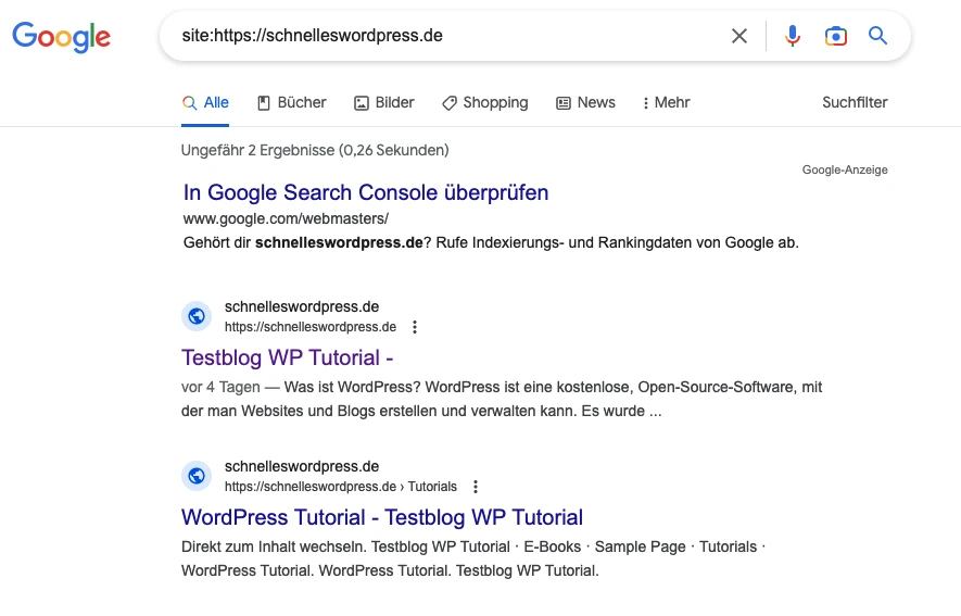 Screenshot einer Google-Suchergebnisseite mit Suchanfrage site:https://schnelleswordpress.de, blaue Titelzeilen und grüne URLs.