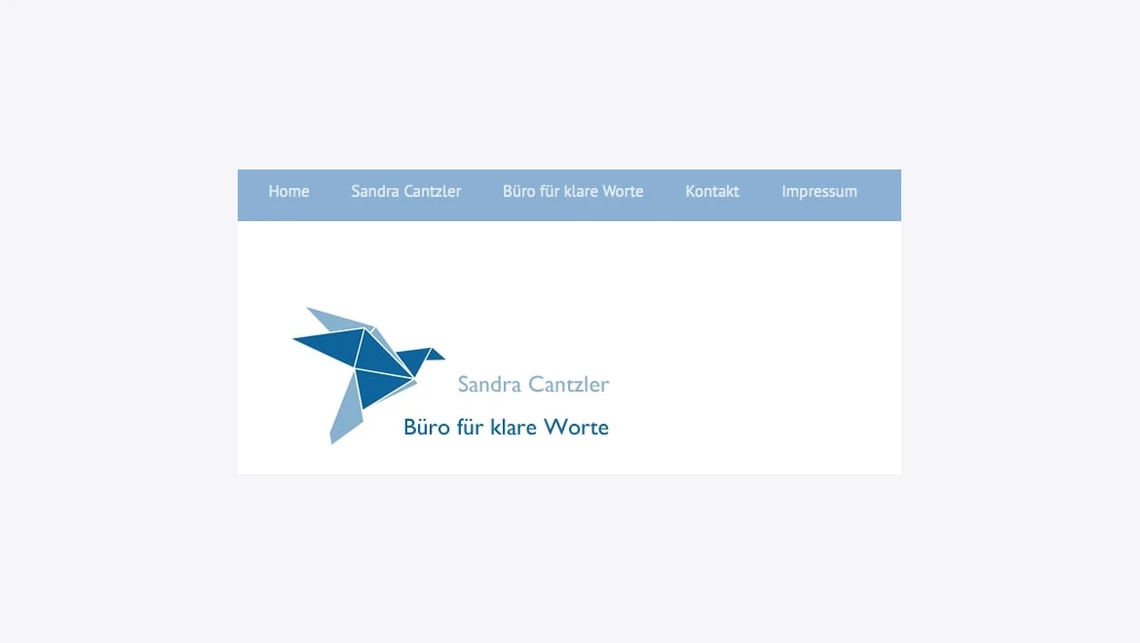 Weiße Karte mit blauer Leiste oben; links Origami-Vogel, rechts 'Sandra Cantzler' und darunter 'Büro für klare Worte'.