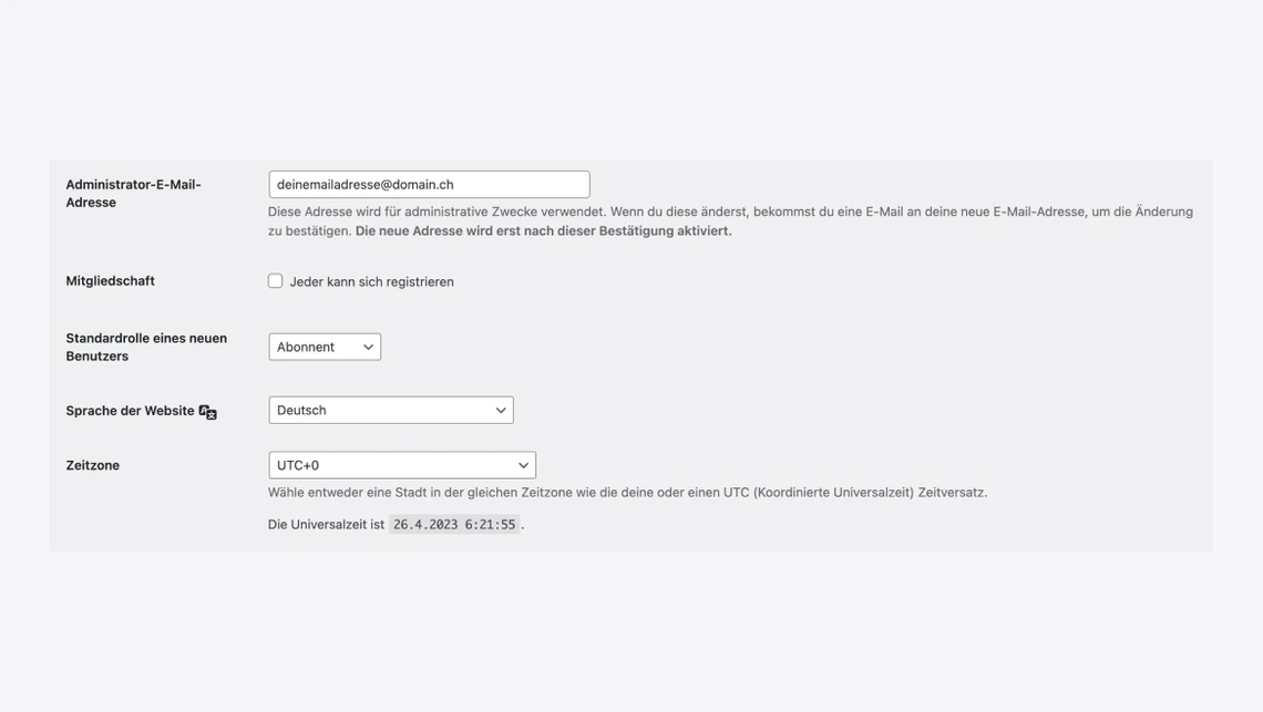 Screenshot einer Einstellungsseite mit Feldern: Administrator-E-Mail, Mitgliedschaft, Standardbenutzer, Sprache und Zeitzone.