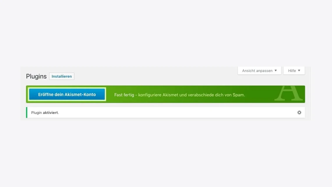WordPress-Plugin-Seite mit grüner Akismet-Aufforderung und blauem Button 'Eröffne dein Akismet-Konto'.