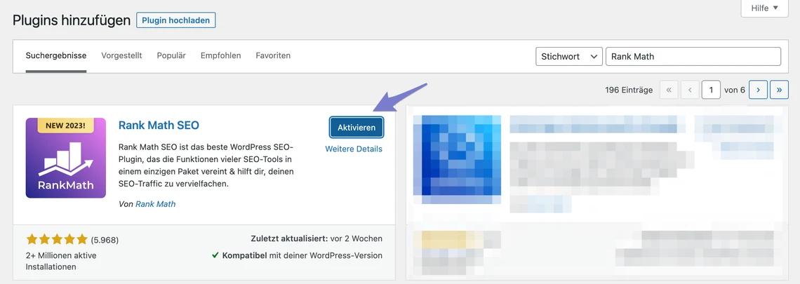 Screenshot eines Plugin-Marktplatzes: Linke Rank Math SEO‑Karte mit Logo, Sternen, Text und Button 'Aktivieren'.