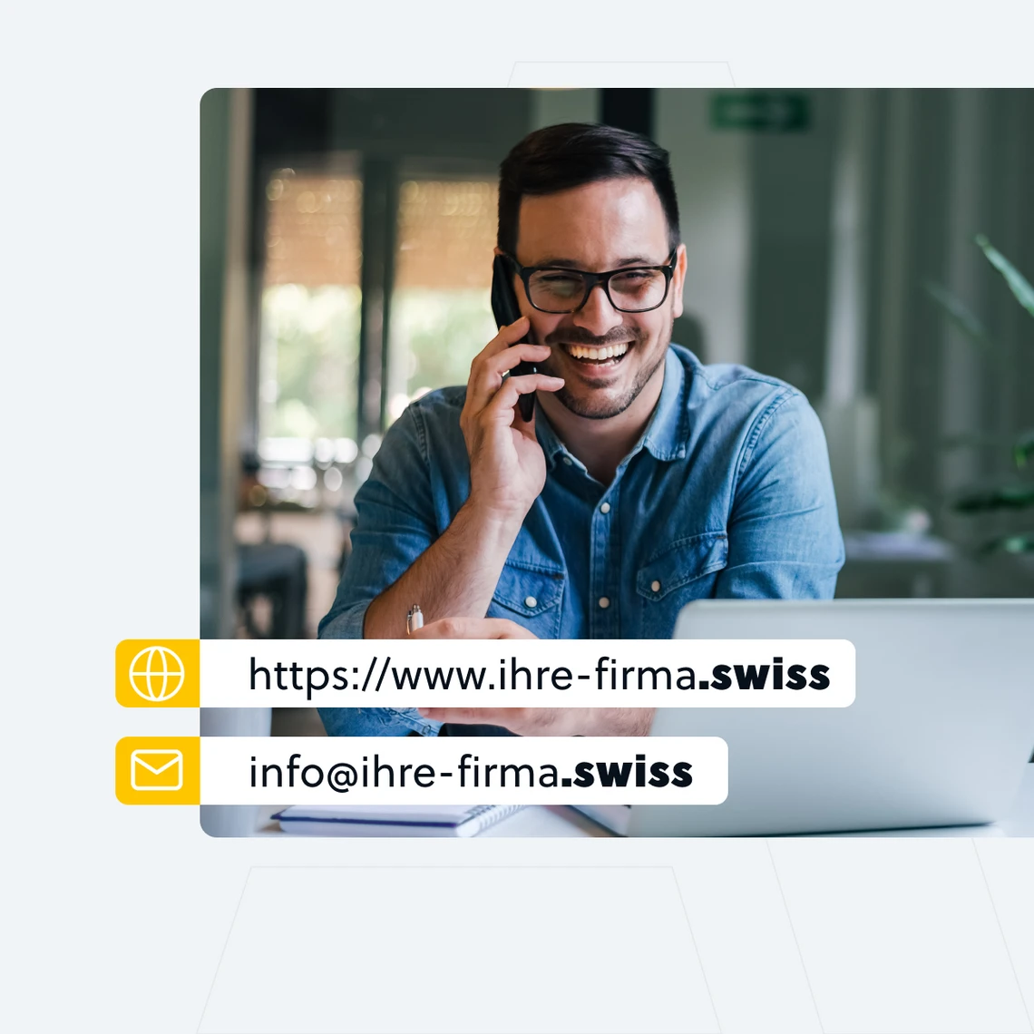 Mann mit Brille im Denim-Shirt telefoniert am Schreibtisch; Laptop sichtbar, Overlay mit Kontaktdaten und Links.