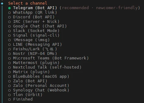Terminal mit schwarzem Hintergrund; Liste von Kanälen: Telegram, WhatsApp, Discord, IRC, Google Chat, Slack, Signal, LINE.