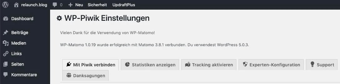 WordPress-Adminseite: WP-Piwik Einstellungen mit Schaltflächen 'Mit Piwik verbinden' und 'Tracking aktivieren'.
