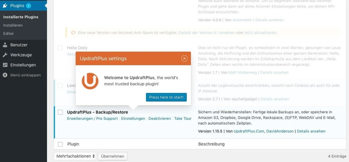 Screenshot eines WordPress-Admin-Panels mit einem orangefarbenen Fenster 'UpdatePlus settings' über der Plugin-Liste.
