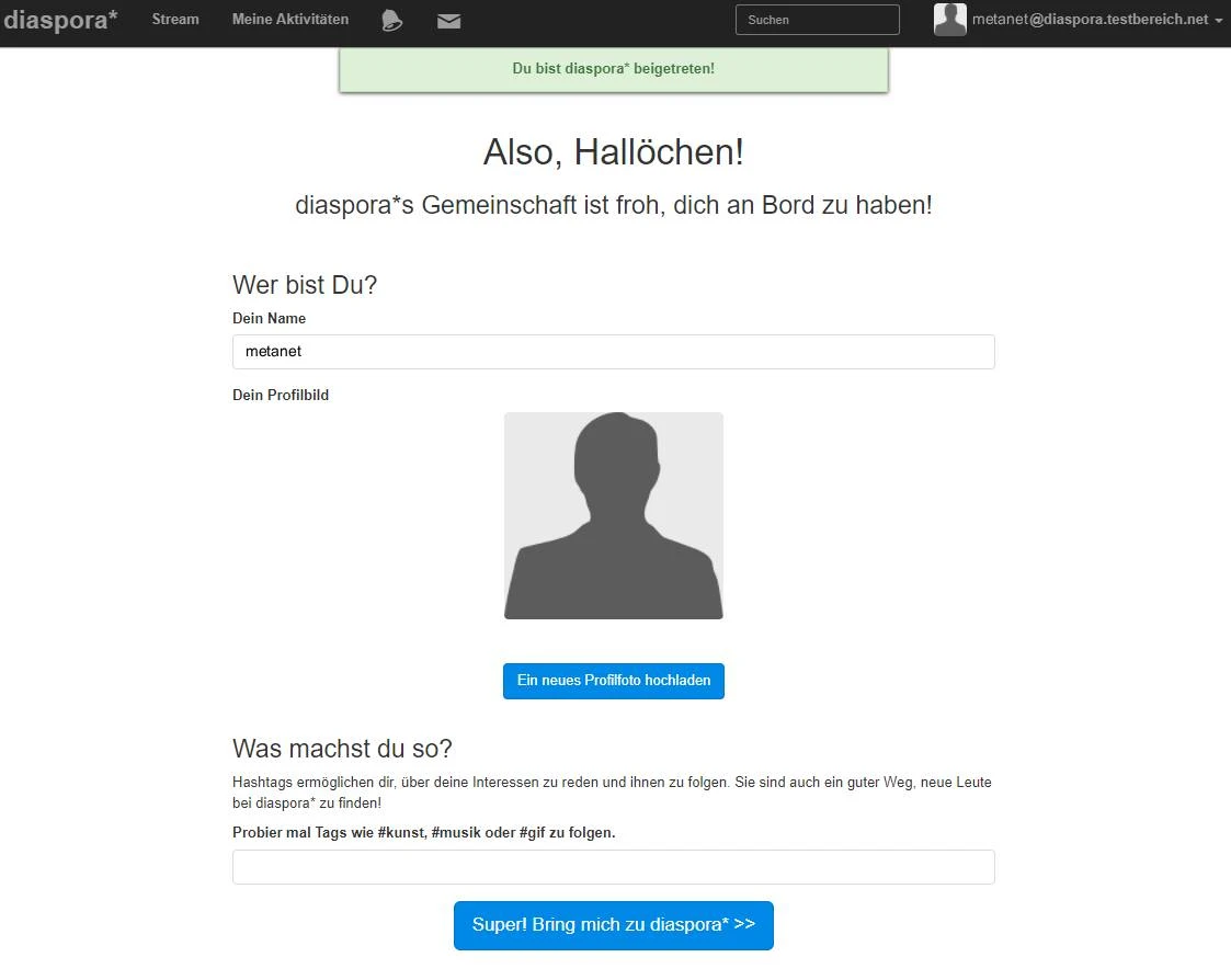 Screenshot einer diaspora-Anmeldeseite: Begrüßungstext, Name-Feld, Profilbild-Upload mit Platzhalter-Avatar, Button.