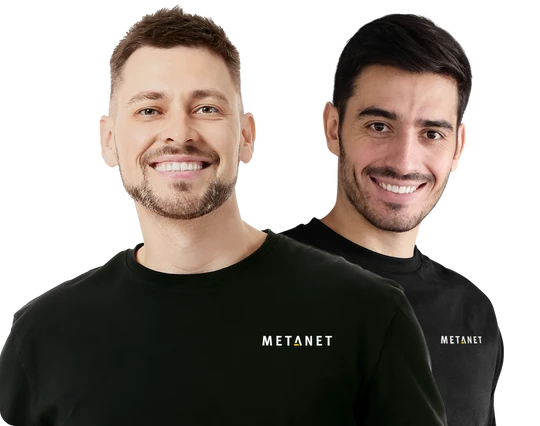 Zwei Männer in schwarzen T-Shirts mit METANET-Logo, einer vorne links, beide lächeln, Hintergrund transparent.