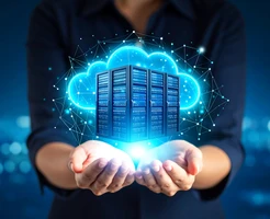Hände halten eine leuchtende Wolke mit Serverracks, umgeben von Vernetzungslinien.