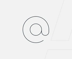 Dünnes, dunkles @-Symbol links auf hellgrauem Hintergrund; dezente Linien im Hintergrund.