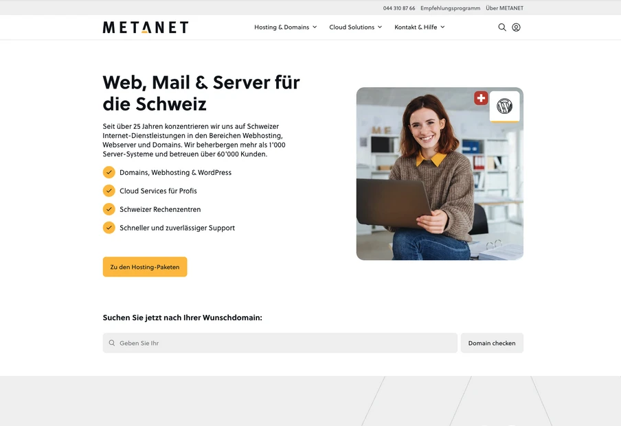 METANET-Website: Überschrift Web, Mail & Server für die Schweiz; linke Textspalte, rechts Foto einer Frau mit Laptop.