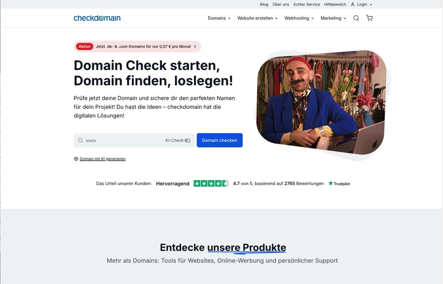 Screenshot einer Webseite mit Domain-Check-Hero: Linke Textseite, rechts ein Porträt einer Person in bunter Kleidung.