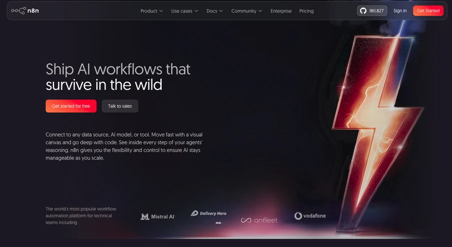 Dunkle Landingpage mit Logo n8n links, Überschrift sichtbar, zwei rote Buttons, Neon-Blitz rechts.