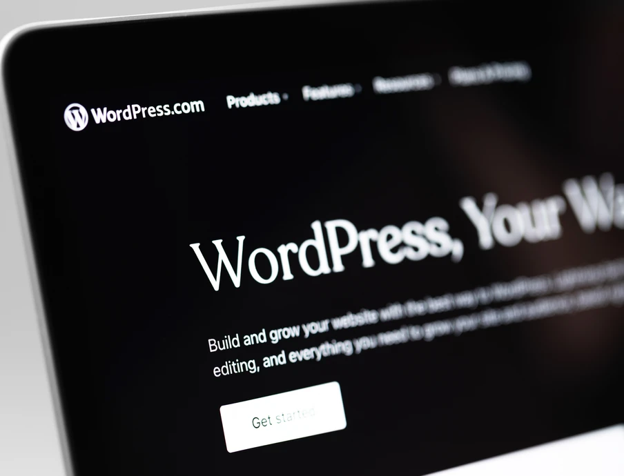 Nahaufnahme eines Monitors mit der WordPress-Startseite, große Überschrift 'WordPress, Your Way' und obere Navigationsleiste.