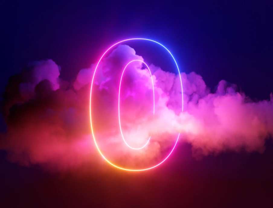 Neonfarbener Lichtring mit Farbverlauf vor dunklem Himmel und pinken Wolken.