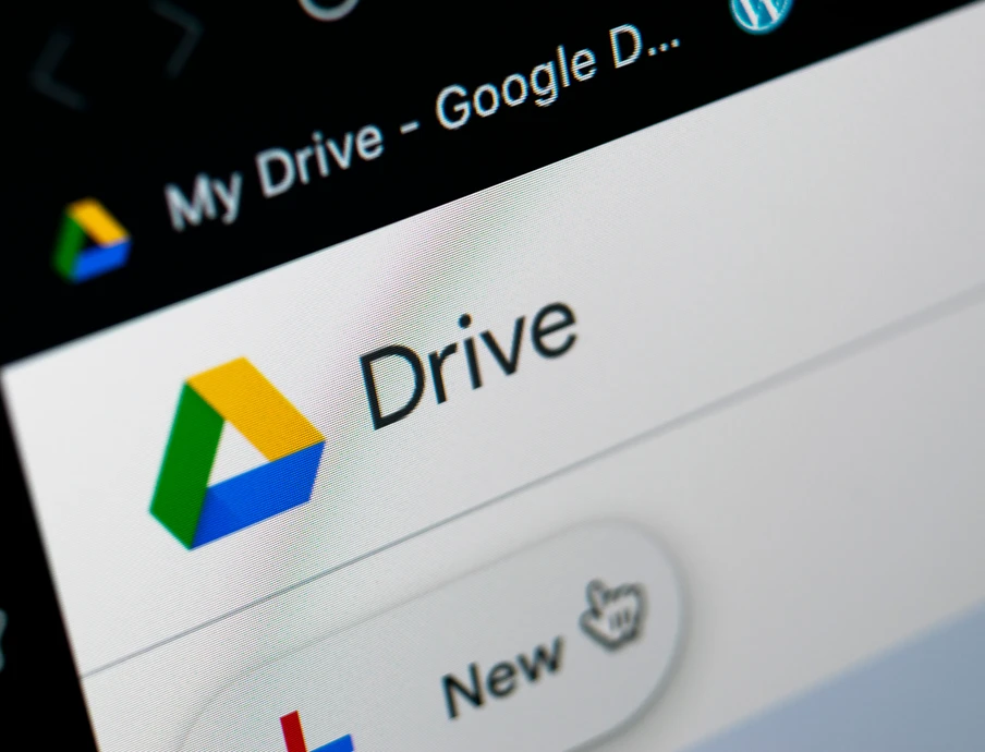 Bildschirmansicht von Google Drive: Drive-Logo links, Text Drive daneben, New Button sichtbar.