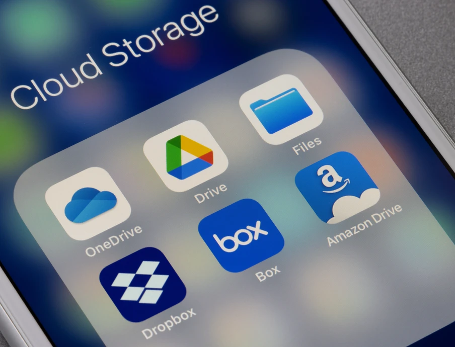 Smartphone-Bildschirm zeigt Ordner 'Cloud Storage' mit Icons: OneDrive, Drive, Files, Dropbox, Box, Amazon Drive.