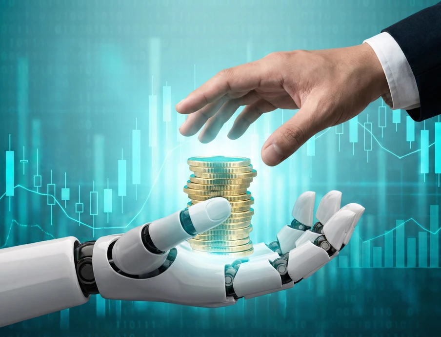 Roboterhand hält Münzstapel; menschliche Hand darüber; Hintergrund mit Finanzdiagrammen.