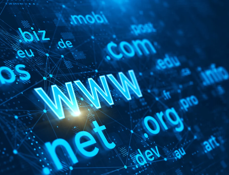 Blauer Hintergrund mit leuchtenden Webbegriffe wie WWW, net, com, jobs und weiteren Domain-Endungen.