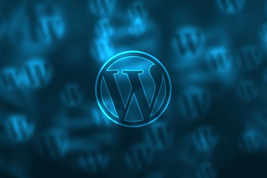 Zentrales, leuchtendes WordPress-Logo in Blau; unscharfer Hintergrund mit weiteren WordPress-Logos.
