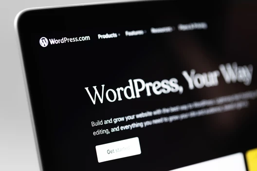 Nahaufnahme eines Monitors mit der WordPress-Startseite, große Überschrift 'WordPress, Your Way' und obere Navigationsleiste.