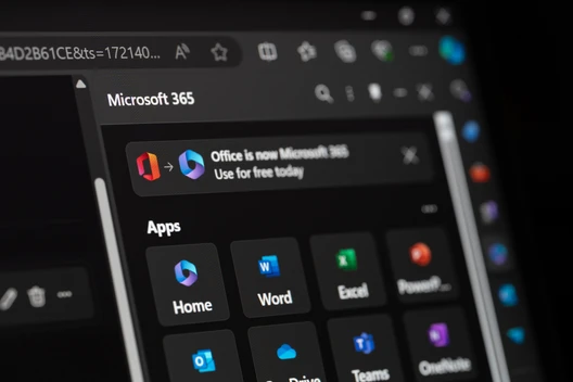 Dunkler Bildschirm mit Microsoft 365-Apps-Übersicht; Kacheln zeigen Home, Word, Excel, PowerPoint, Teams.